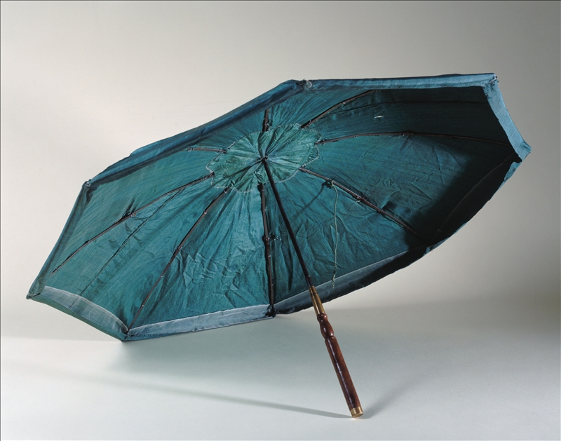 Parapluie parasol brisé en soie verte dit Système Marius, après 1710 (vue ouvert côté intérieur). Galliera, musée de la Mode de la Ville de Paris.