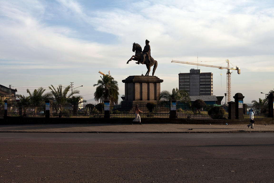 Addis-Abeba et le couronnement de Hāyla Sellāsē // Lieu de mémoire : la statue équestre de Menelik II  | Persée