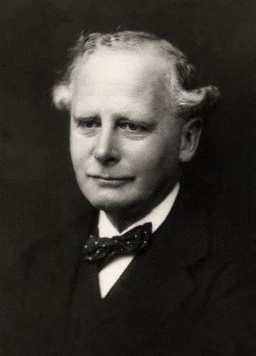 Sir Michael Ernest Sadler, ✞ 1943, pédagogue et universitaire anglais.