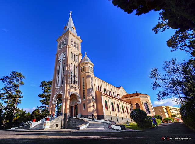 Deux magnifiques cathédrales à Dalat | LA VOIX DU VIETNAM